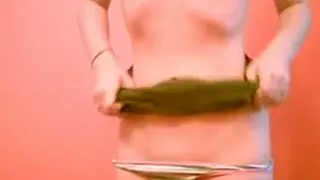Милашка молодой раздевается на Камеру