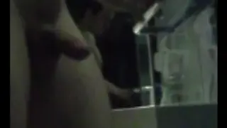 Человек в душевой кабинке