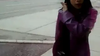 Азиатка в фиолетовом кожаном пальто