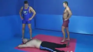 Два греко-римских борца топчут Часть 3