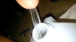 Любитель мужской писающие кувшин воды
