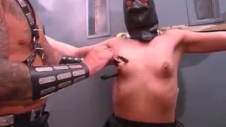 Лысый хозяин двух рабынь