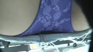 Мини-юбка девушки фотографируются