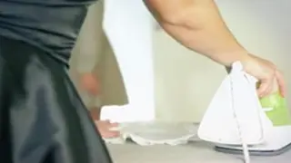 Две горячие лесбиянки используя тонкий ремень