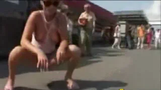 Обнаженные девушки в публичных пнул