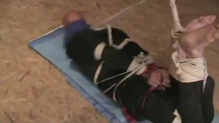 Мужчина привязан и скован чувственная и немного болезненная сцена