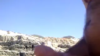 Поглаживание на не нудистском пляже и зрелую даму смотреть