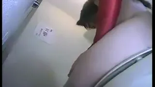 Японская девушка шпионит за мужчиной в ванной