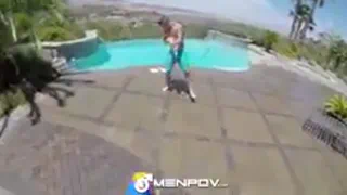 Парень в бассейне сосет с гей мужчины большой член