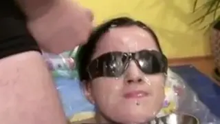 Горячие буккаке стерва злится на