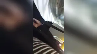трогает ее задницу в автобусе