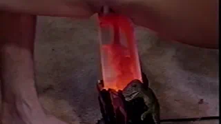 Мужчина и женщина занялись страстной сексуальной деятельностью с большой игрушкой