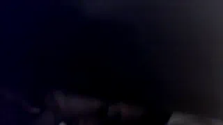 Мама весело принимает душ по ночам немного шалит
