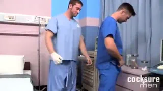 Коннор Магуайр и Майк де Марко играть врачей и медсестер