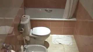 Возбужденная блондинка в ванной