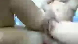 Худая домохозяйка с парой маленькие сиськи получает