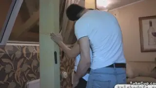 Упругие сиськи брюнетка молодая девушка трахает парень извращенец