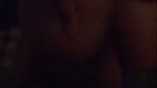 Муж и жена занимаются любовью в постели