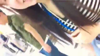 Девушка в зеленой рубашке и синих джинсах