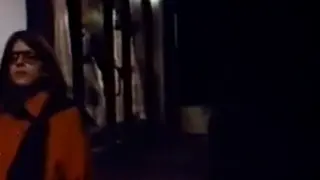 Обнаженная женщина лежит на кровати в вызывающей позе