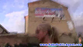 Мужчина снимает женщину возле здания