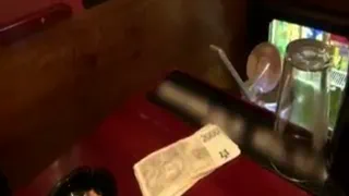 Сладкий бармен красотка трахается на работе чтобы получить некоторые