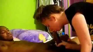 Симпатичная Белая Девушка Трахает Корешей Черный хуй