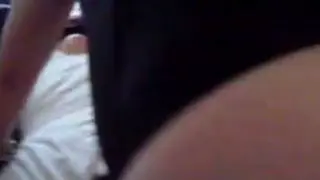 Женщина весело снимает шляпу с головы мужчине