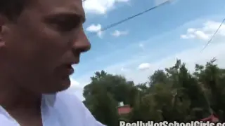 Школы девушка берет огромный груз