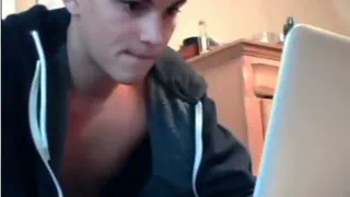 Возбужденный парень раздевается обнаженной на камеру