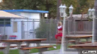 Горячий болельщик не может устоять перед большим членом и она дает