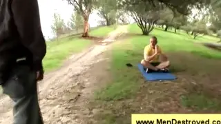 Черный гей парень поднимает белый гей