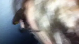 Шлюшка жена сосет черный хуй через глорихол