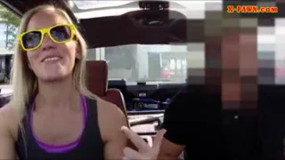 Маленькие сиськи блондинка шлюха сосет и трахал в ломбарде