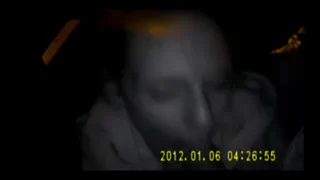 Мужчина в куртке военного образца манипулирует электронным устройством