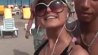 Две девушки поехали к нему домой и по очереди трахает его член