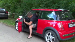 Счастливый день для парня в бассейне