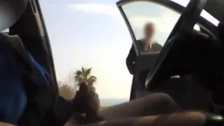 Поймал дергая мужчина в костюме