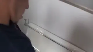 Горячие хуи в Писсуар
