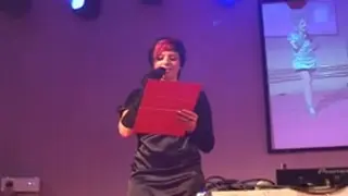 Горячая брюнетка сосет и трахает фаллоимитатор