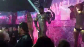 Реальный одетая женщина голый мужик покажите голых диджей
