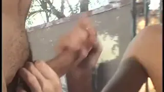 Симпатичная девушка наслаждается давая мастурбирует