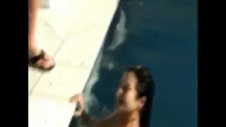 Чистка латина делает минет у бассейна