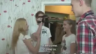 Две Красивые студентки Взяв Два Большой Член