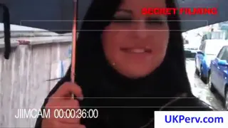 Молодой раздевается для Великобритании старый извращенец