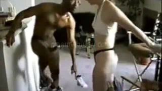 Белая шлюха жена лувс ей черный бык