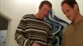 Блондинка красотка Кери работает на два члена и сосет и получает двойное проникновение