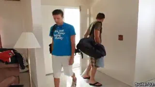 Джейсон Сент-Джеймс и Сет Робертс после заплыва секс