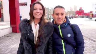 Пара друзей наслаждается прогулкой по улицам Парижа