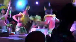 Брюнетка Сосет И поглаживает И футфетиш хуй